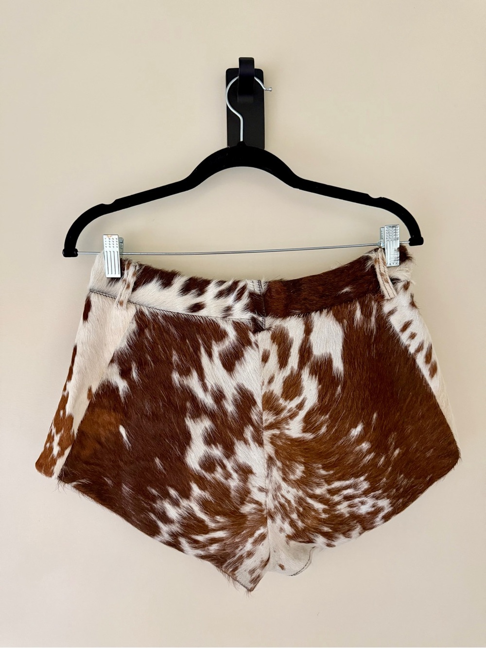 Lamarque x REVOLVE Abilene Short Brown
Cowhide High-Waist Shorts — Brown & White - Picture 3 of 12